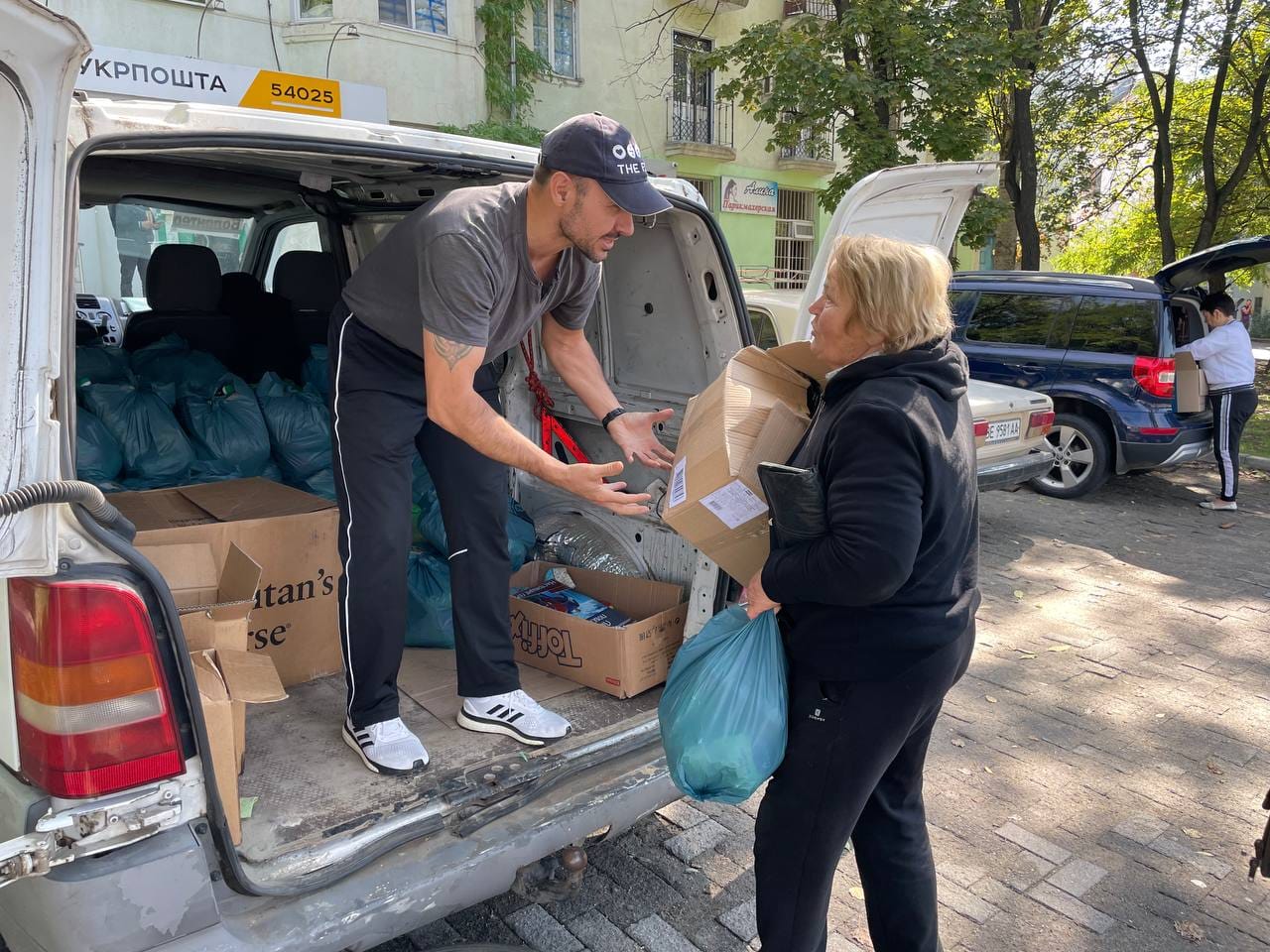 敖德薩神學院發放物資給社區災民。（圖／翻攝自FB@Odessa Theological Seminary）